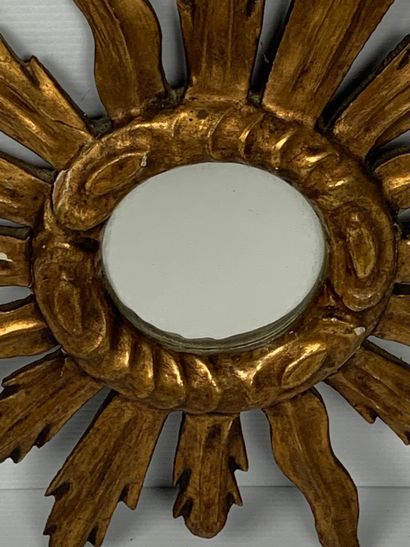 null Miroir en bois doré figurant un soleil rayonnant.

D_36 cm
