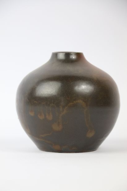 null Roger JACQUES (1920-2001).

Vase boule à col réhaussé émaillé brun.

Signé au...