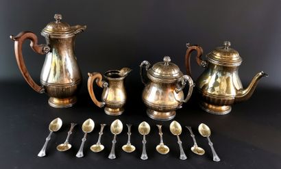  Réunion d'objets en métal argenté comprenant : 
- un service à thé-café à prise...