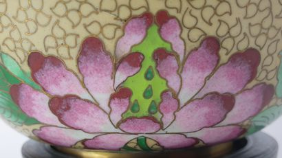  CHINE, XXème siècle. 
Coupe en bronze émaux cloisonnés polychrome à décor de fleurs....