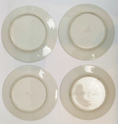null PARIS.

Suite de quatre assiettes à dessert en porcelaine blanche à décor à...
