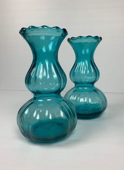 null Paire de vases à double panse en verre bleu.

Vers 1900.

H_22 cm D_13 cm