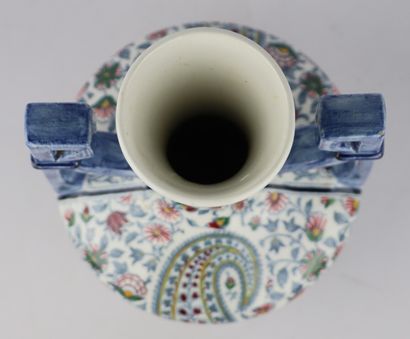 null GIEN

Vase à col évasé en porcelaine à décor cachemire, les anses à la grecque...