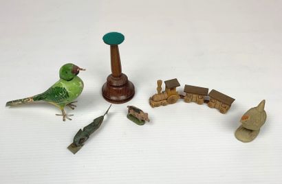null Ensemble de six jouets miniatures en bois et pierre comprenant : perroquet,...