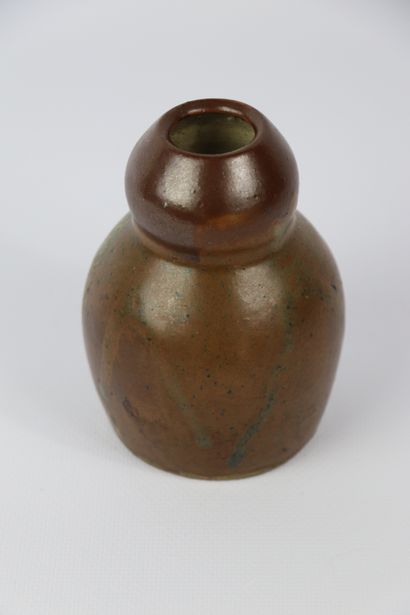 null Albert JACQUES (1882-1946).

Vase bilobé en grès émaillé brun.

Signé au revers.

H_11...