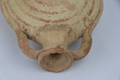  Gourde antique en terre cuite à panse aplatie et motifs concentriques. 
H_12.5 cm...