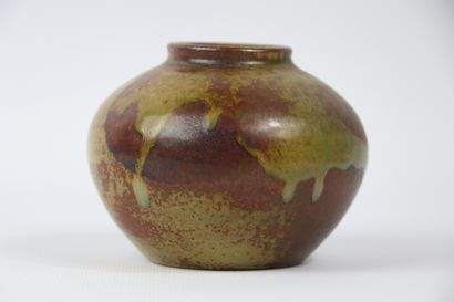 null Roger JACQUES (1920-2001).

Vase boule à col ourlé émaillé brun à coulures beiges.

Signé...