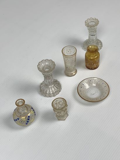 null Ensemble de sept petites verreries comprenant : chandeliers, verres, coupes...