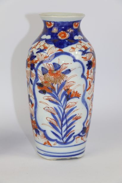 null JAPON.

Paire de vases en porcelaine à décor Imari.

XIXème siècle.

H_18 cm,...