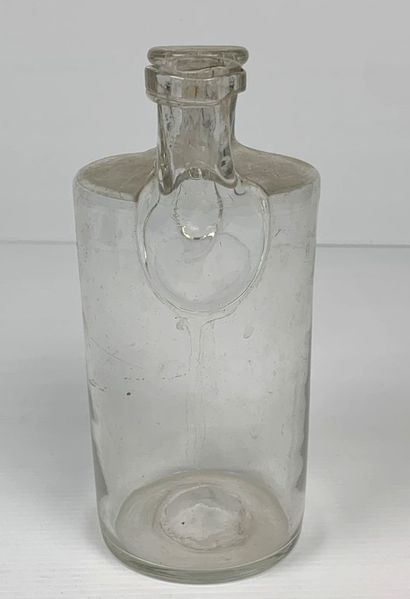 null Vase en verre à usage pharmaceutique ou médical, à triple bec.

H_18 cm