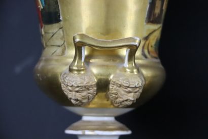 null PARIS, XIXème siècle.

Paire de vase Medicis en porcelaine à décor polychrome...