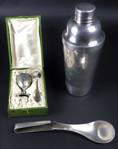 null Lot en métal argenté comprenant : 

un shaker, un coquetier et sa cuillère,...