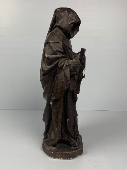 null Sculpture en plâtre patiné figurant un moine vétu de sa robe de bure et portant...