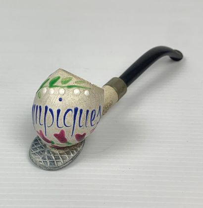 null GAMBIER à Paris.

Pipe en terre marquée "Jeux olympiques".

H_4,5 cm L_14,5...