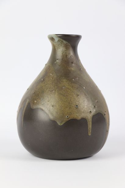 null Léon POINTU (1879-1942).

Vase piriforme à col évasé en grès à coulures beiges...