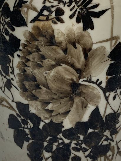 null CHINE.

Vase rouleau en porcelaine à décor d'oiseaux, de fleurs, et de calligraphies...
