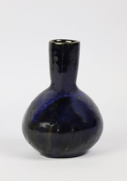 null Eugene LION (1867-1945).

Vase pansu à haut col en grès émaillé bleu, à coulures...