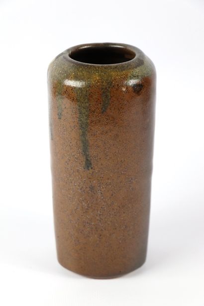 null Colette BIQUAND (1936-2016).

Vase cylindrique à panses aplaties en grès émaillé...