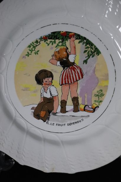 null SARREGUEMINES.

Suite de douze assiettes à dessert à décor polychrome d'enfants.

Vers...