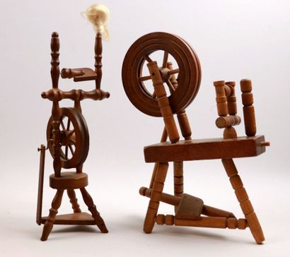 null Deux rouets miniatures en bois, accessoires de poupée.

H_25 cm L_18 cm l_8...