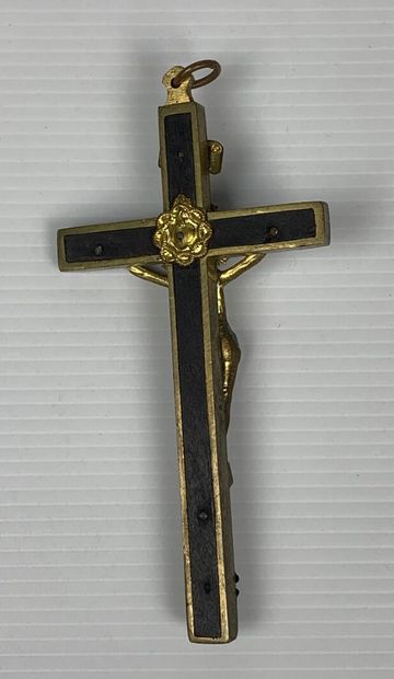 null Ensemble de quatre objets religieux comprenant groupes et crucifix.

On y joint...