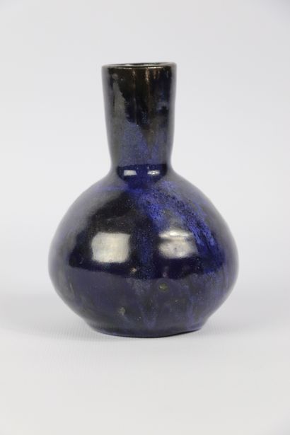 null Eugene LION (1867-1945).

Vase pansu à haut col en grès émaillé bleu, à coulures...