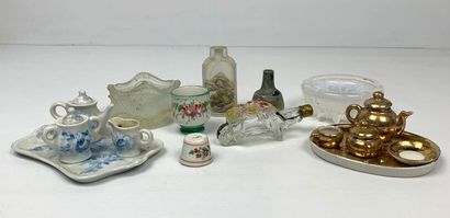 null Ensemble d'objets de maison de poupée en porcelaine et verre.

H_ 1.5 cm à 7...