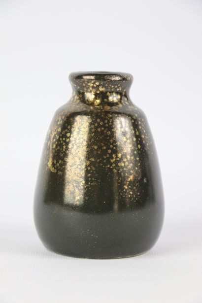 null Léon POINTU (1879-1942).

Deux vases en grès, l'un piriforme à décor moucheté...