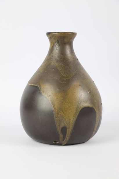 null Léon POINTU (1879-1942).

Vase piriforme à col évasé en grès à coulures beiges...