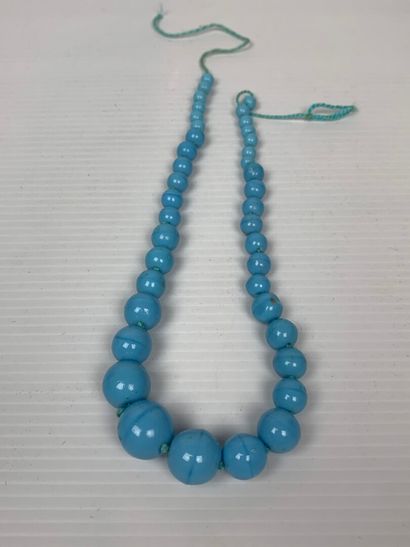 null Bourse en velours noir comprenant deux colliers de perles en verre.

L_ 36 cm...