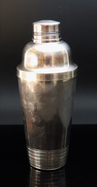  Lot en métal argenté comprenant : 
un shaker, un coquetier et sa cuillère, dans...