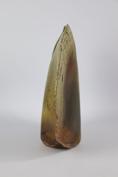 null François GUENEAU (né en 1937).

Vase sculpture en grès.

Signé au revers.

H_28,5...