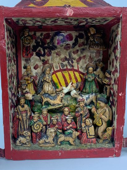  Crèche composée de santons dans un coffret en bois peint fermant par deux battants....