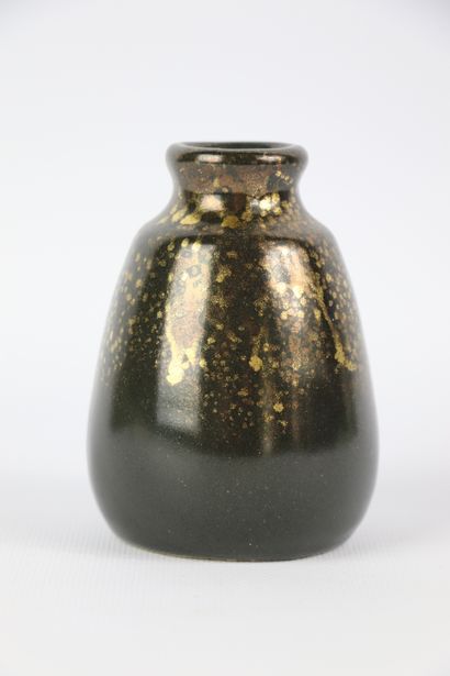 null Léon POINTU (1879-1942).

Deux vases en grès, l'un piriforme à décor moucheté...