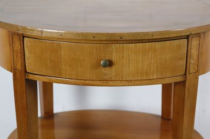 null Petite table ovale en bois de placage et filets de bois noirci marquetés, ouvrant...