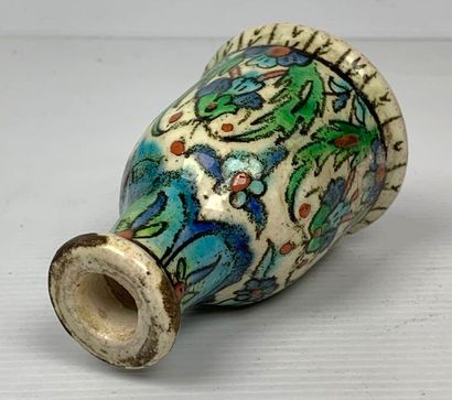 null Style d'IZNIK et IRAN.

Chope et bouteille en céramique à décor floral polychrome.

H_...