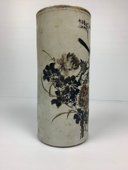 null CHINE.

Vase rouleau en porcelaine à décor d'oiseaux, de fleurs, et de calligraphies...