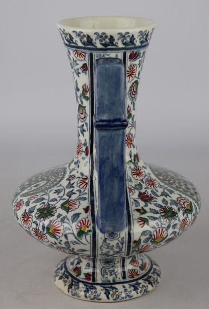 null GIEN

Vase à col évasé en porcelaine à décor cachemire, les anses à la grecque...