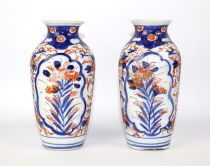  JAPON. 
Paire de vases en porcelaine à décor Imari. 
XIXème siècle. 
H_18 cm, éclat...