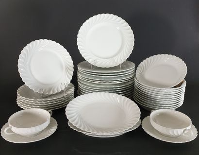 null HAVILAND, Limoges.

Suite d'assiettes en porcelaine blanche unie à bord mouvementé...