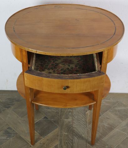 null Petite table ovale en bois de placage et filets de bois noirci marquetés, ouvrant...