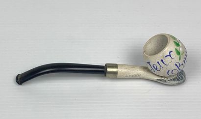 null GAMBIER à Paris.

Pipe en terre marquée "Jeux olympiques".

H_4,5 cm L_14,5...