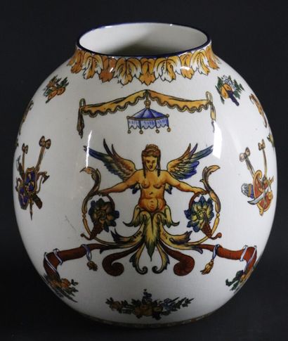 null GIEN.

Vase pansu en faience à décor Renaissance sur fond blanc.

H_18.5 cm...