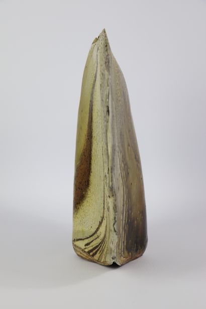 null François GUENEAU (né en 1937).

Vase sculpture en grès.

Signé au revers.

H_28,5...