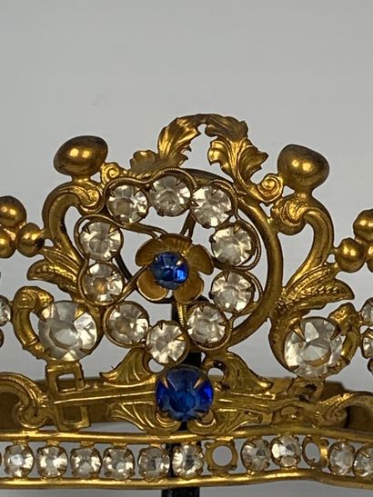 null Demie-couronne de statuaire religieuse ornée de perles en verre imitant saphirs...