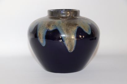 null Alfred LEBRET (1871-1955) et Jean-Marie MAURE.

Vase pansu en grès à coulures,...