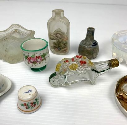  Ensemble d'objets de maison de poupée en porcelaine et verre. 
H_ 1.5 cm à 7 cm