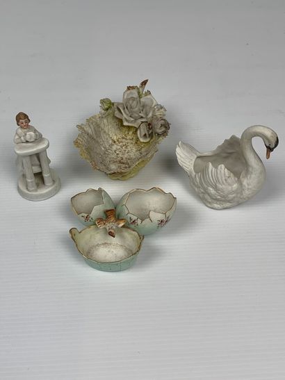 null Ensemble de quatre objets en biscuit figurant un cygne, des oeufs et un oiseau,...