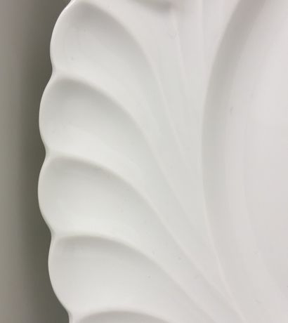 null HAVILAND, Limoges.

Suite d'assiettes en porcelaine blanche unie à bord mouvementé...