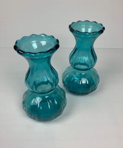 null Paire de vases à double panse en verre bleu.

Vers 1900.

H_22 cm D_13 cm